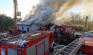 Groźny pożar domu w gminie Poddębice. Ogromne zadymienie i wielogodzinna akcja strażaków [Foto]
