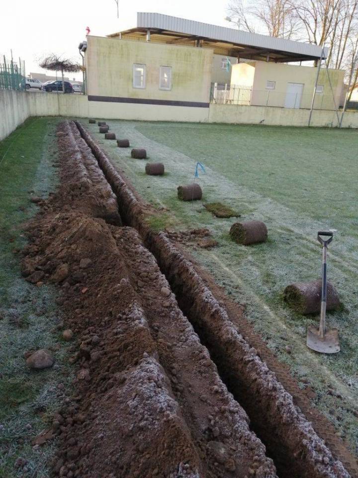 Trwa budowa systemu nawadniającego na stadionie w Woli Zaradzyńskiej