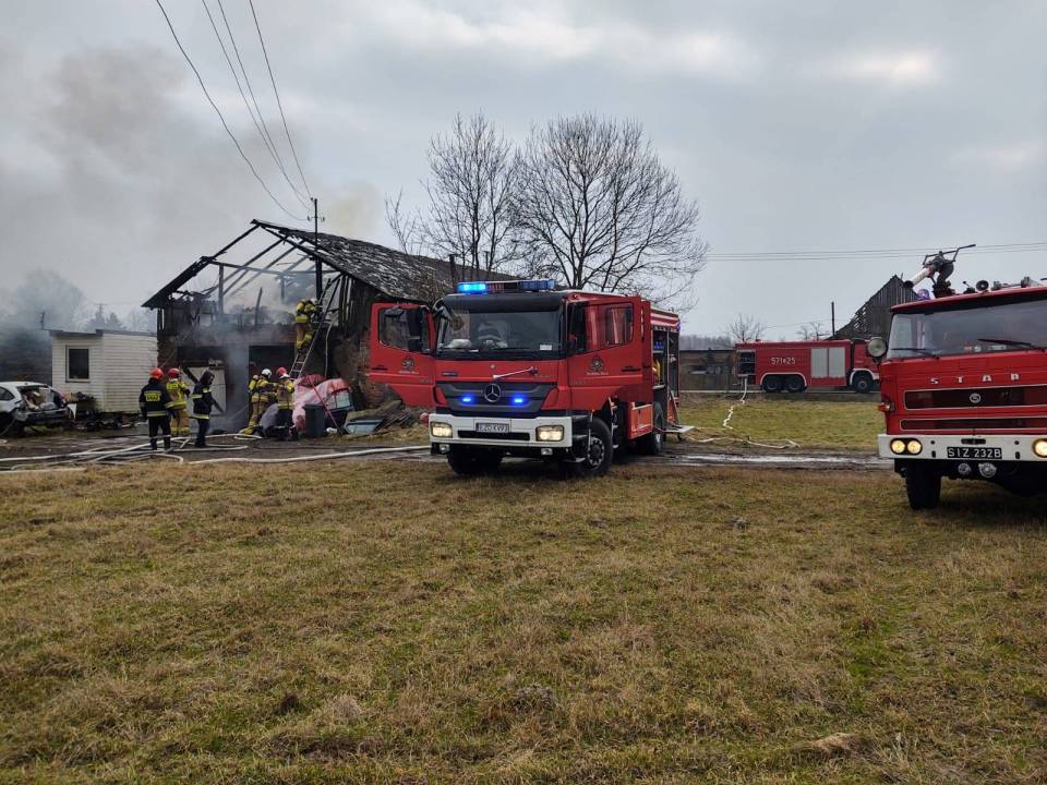 Pożar budynku gospodarczego w gminie Zapolice. Na miejscu siedem zastępów strażaków