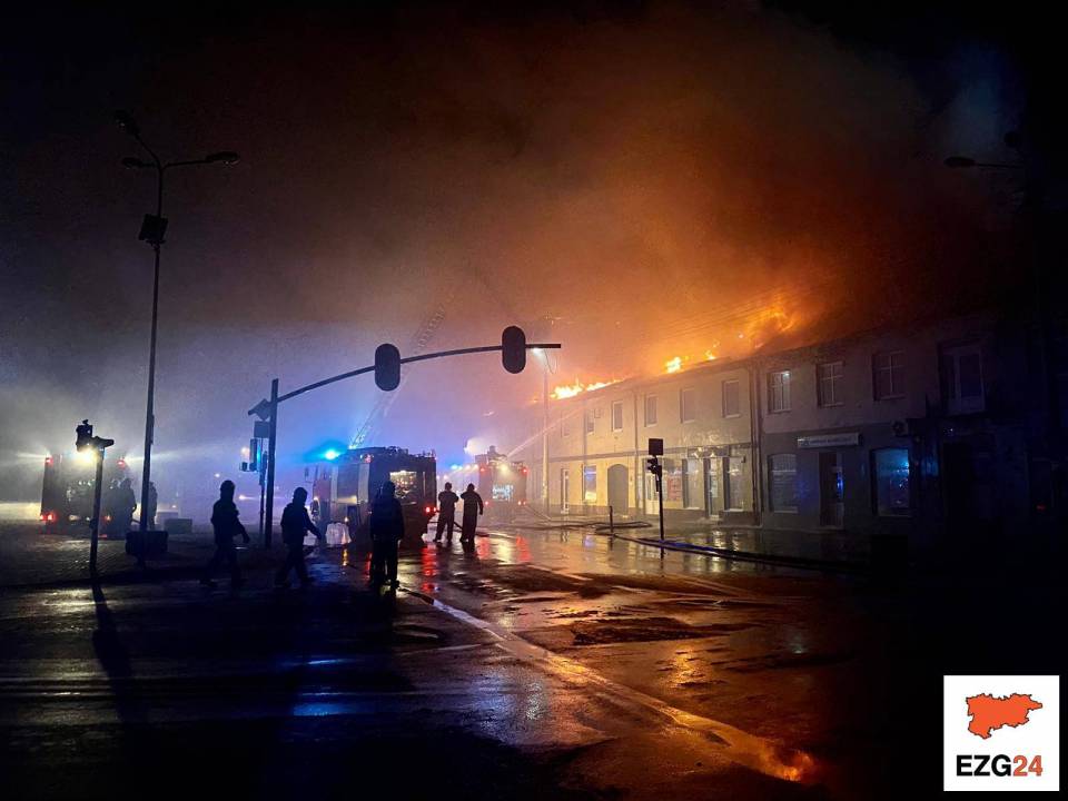 Ogromny pożar budynku mieszkalnego w Ozorkowie. Na miejscu kilkanaście zastępów strażaków