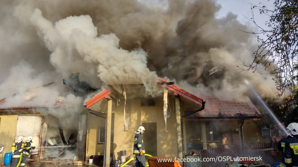 8 godzin akcji gaśniczej i kilkanaście zastępów strażaków walczyło z pożarem domu w gminie Lutomiersk