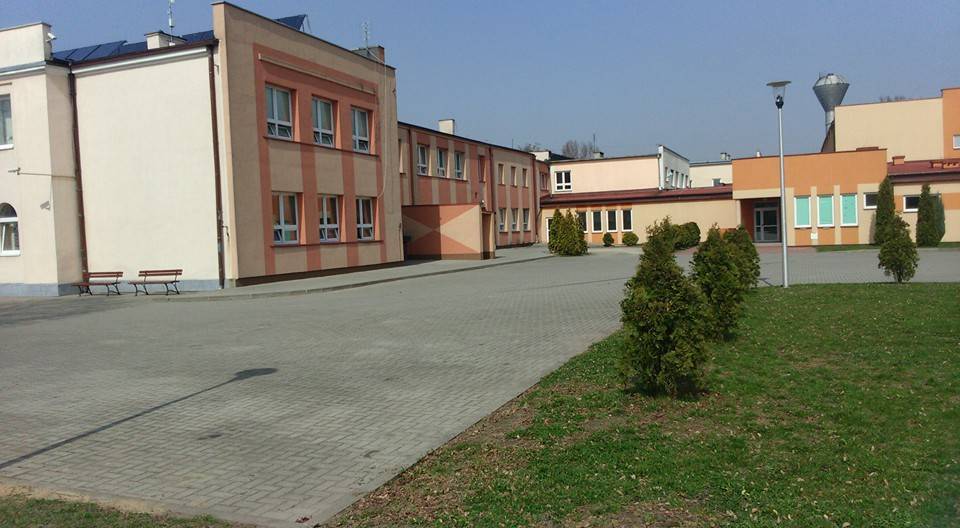 Włamanie do Szkoły Podstawowej w Grabowie. Policja poszukuje sprawców