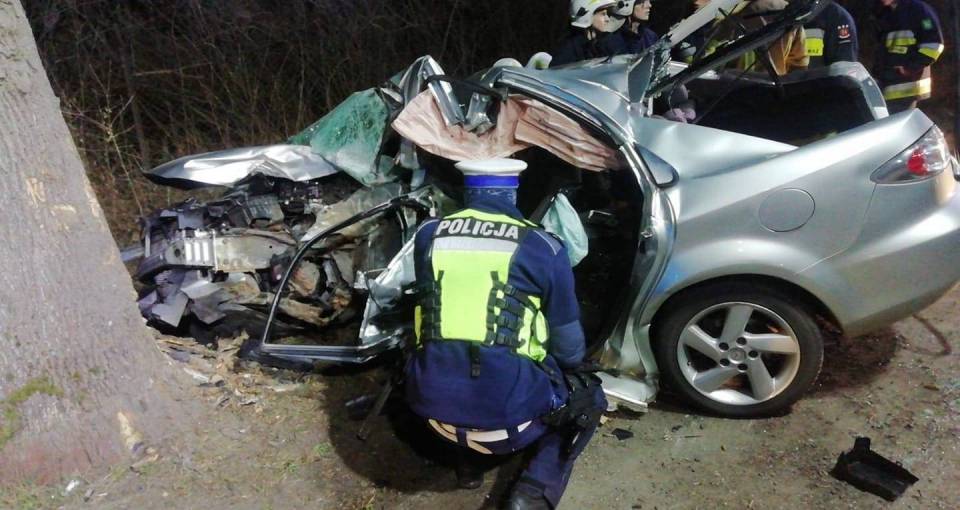 Babice: Mazda uderzyła w drzewo. Nie żyje młody kierowca, pięciu pasażerów odniosło poważne obrażenia [Aktualizacja]