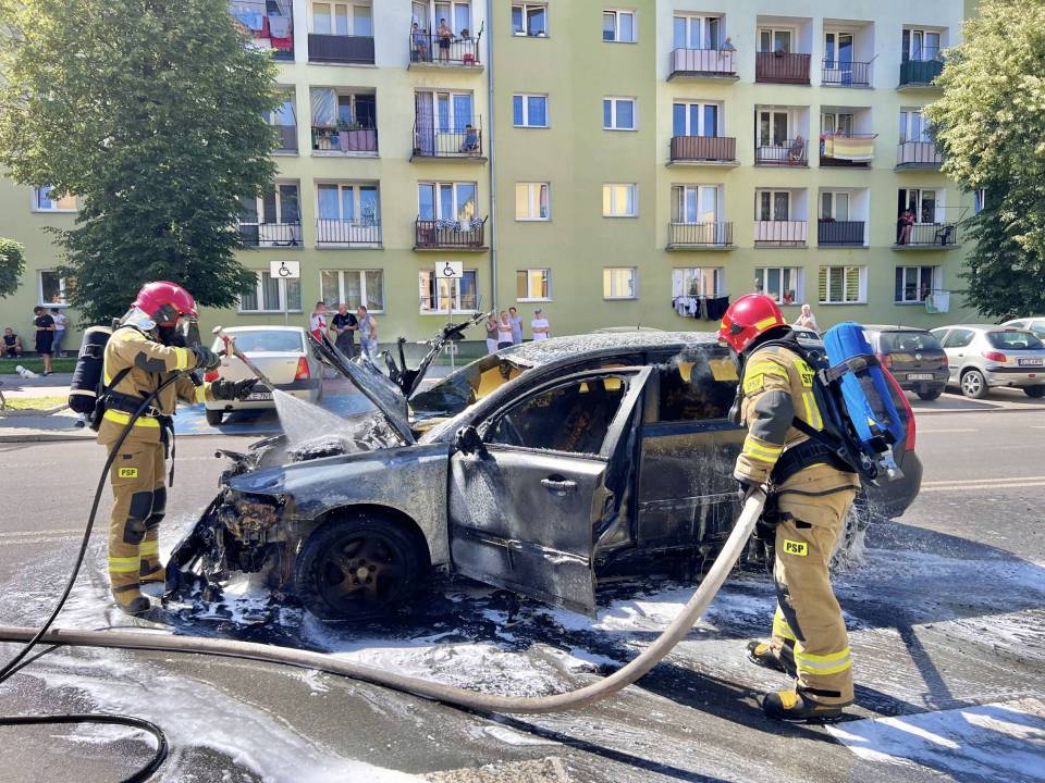 PILNE: Pożar samochodu osobowego na ulicy Marii Konopnickiej. Droga jest zablokowana