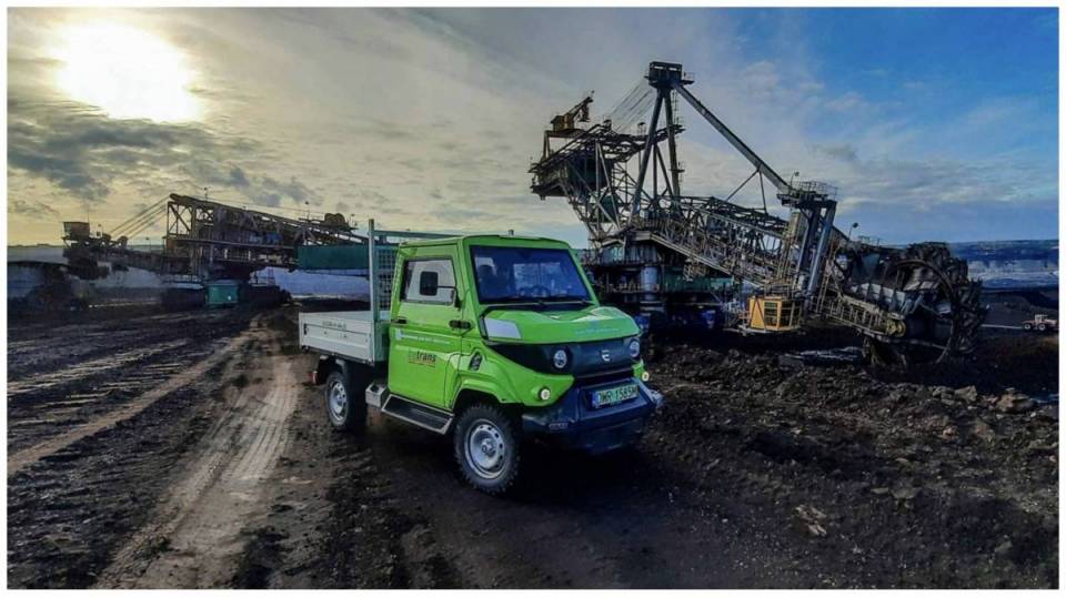 W bełchatowskiej kopalni trwają testy dostawczych "elektryków". Jak auta radzą sobie w ekstremalnym terenie? [Foto]