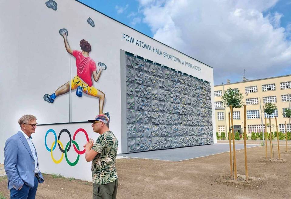 Murale "Kruka" ozdobiły ściany powiatowej hali przy ZS nr 1
