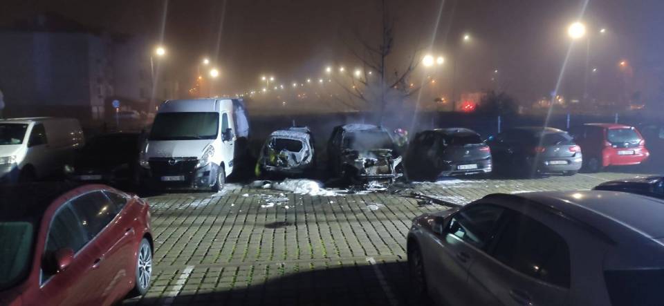 Podpalenie samochodów na parkingu przy Siennej. Trwa prokuratorskie postępowanie i poszukiwanie sprawcy