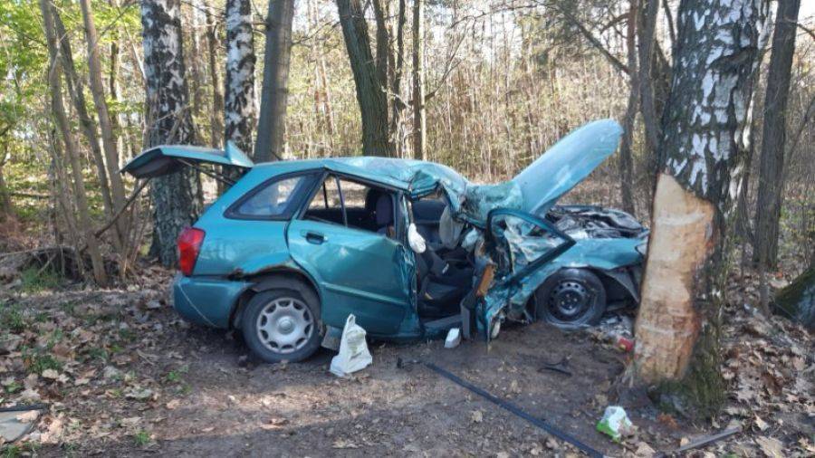 Poważny wypadek w gminie Brzeziny, na miejscu lądował śmigłowiec LPR. Sprawca był pijany