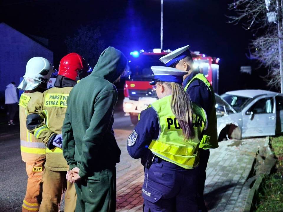 Auto bez badań, kierowca w trakcie kury prawa jazdy - cud, że nikt nie zginął! 17-latek w VW roztrzaskał się na słupie [Wideo, Foto]